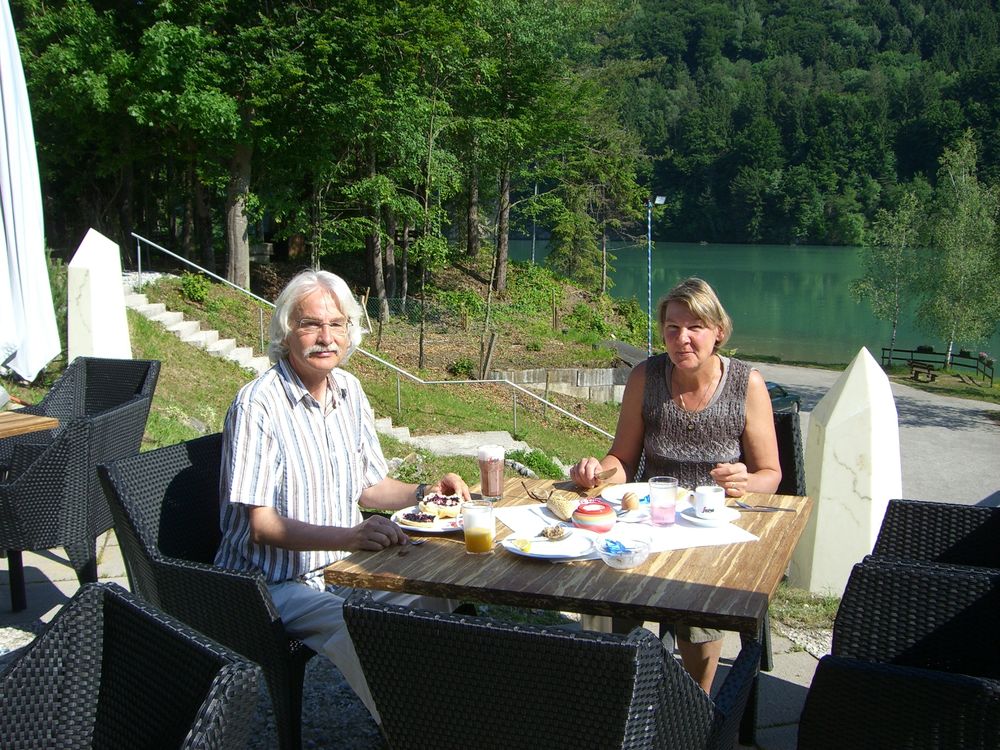 Hans und Lotte beim Frühstücken Restaurant WAHAHA